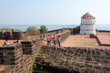 İnsanlar fort Aguada Goa, Hindistan ile ziyaret