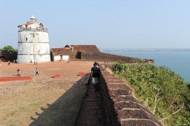 İnsanlar fort Aguada Goa, Hindistan ile ziyaret