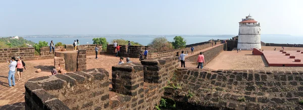 Akik látogatják a fort Aguada, Goa, India — Stock Fotó