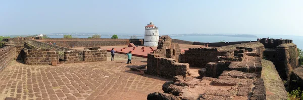 Folk besöker fort Aguada i Goa, Indien — Stockfoto