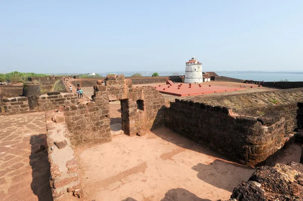 Osób odwiedzających fort Aguada na Goa, Indie — Zdjęcie stockowe