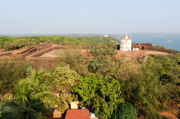 Faro en el fuerte de Aguada, situado cerca de la playa de Sinquerim, Goa —  Fotos de Stock