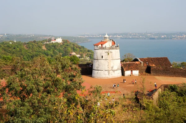 Farol em Aguada forte, localizado perto da praia de Sinquerim, Goa — Fotografia de Stock