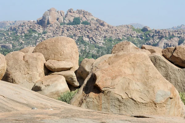 Paysage avec formation de montagne unique à Hampi — Photo