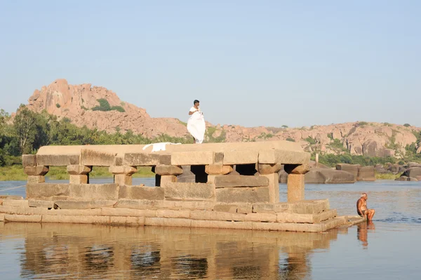 Gente lavando ropa y ellos mismos en el río en Hampi — Foto de Stock