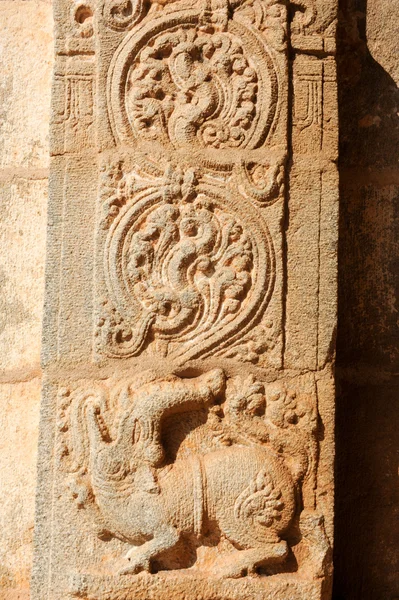 Antika basrelief av hinduiska gudar i Achyutaraya tempel — Stockfoto