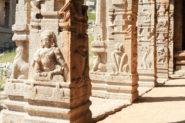Basrelief antigo de divindades hindus no Templo de Achyutaraya — Fotografia de Stock