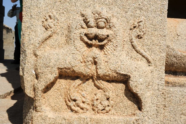 Αρχαία basrelief των hindu θεότητες, στο ναό της Achyutaraya — Φωτογραφία Αρχείου