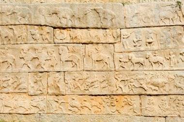 Basrelief sanat eseri Hampi tapınakta Kraliyet muhafaza