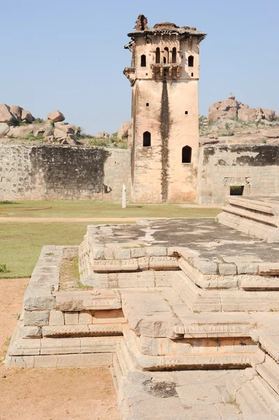 Titta på stå hög av kungliga fortet Zenana inhägnad vid Hampi — Stockfoto