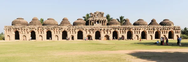 Antichi ruderi di scuderie di elefanti al centro reale di Hampi — Foto Stock