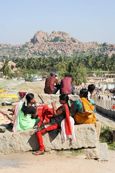 Индийские девушки сидят снаружи — стоковое фото