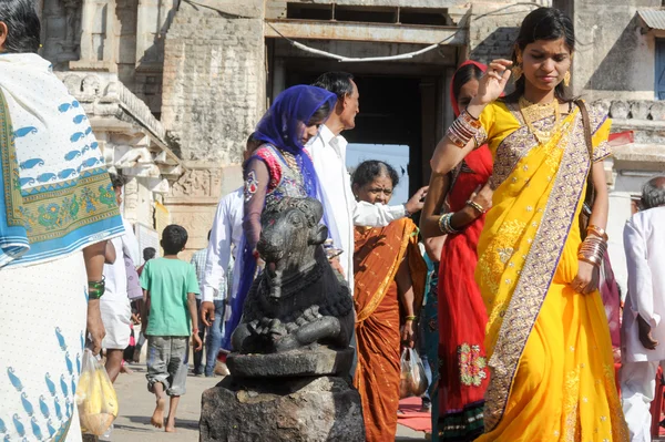 Indianer bringen Opfergaben an Nandi-Stier im Virupaksha-Tempel — Stockfoto