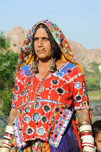 Gammal indisk kvinna på traditionell klädsel — Stockfoto