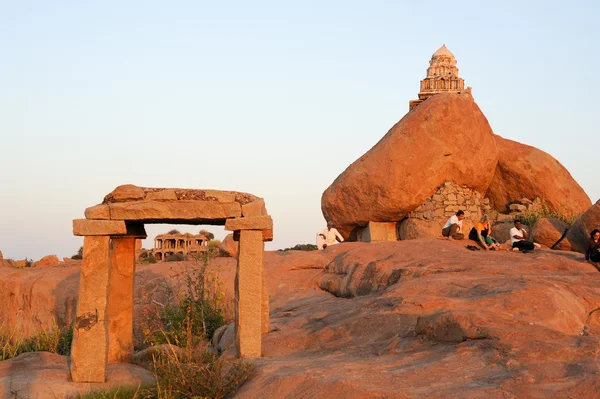 Gente esperando el atardecer en el templo de Malayavanta Raghunatha —  Fotos de Stock