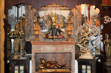 Bir dükkanda Hint heykelleri