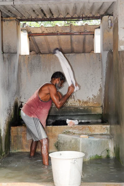 Man washing laundry at Fort Cochin — Stock Photo, Image