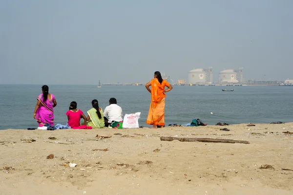 Les gens regardant la mer sur la plage — Photo