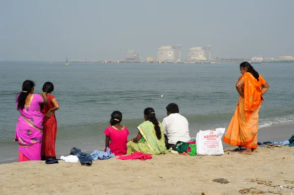 Gente mirando el mar en la playa —  Fotos de Stock