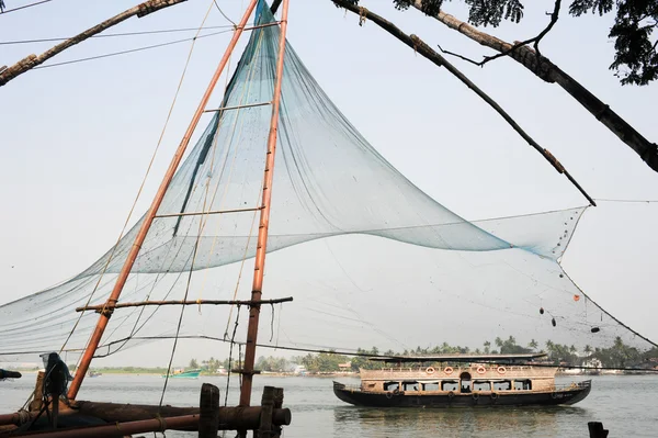 Les pêcheurs exploitent un filet de pêche chinois — Photo