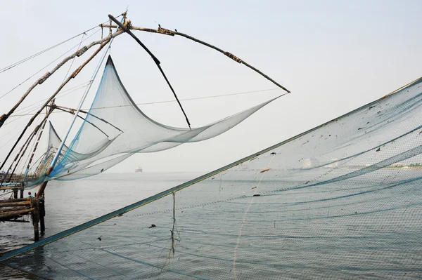 Les pêcheurs exploitent un filet de pêche chinois — Photo