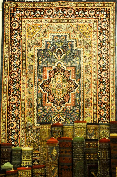 Indiase tapijten op een winkel van fort cochin — Stockfoto