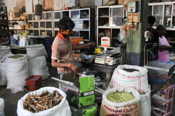 Vendedor de especias que pesan en su tienda en Fort Cochin — Foto de Stock