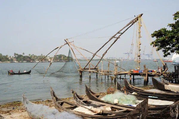 Pescadores operam uma rede de pesca chinesa — Fotografia de Stock