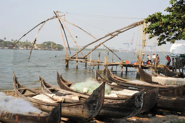 Los pescadores operan una red de pesca china —  Fotos de Stock