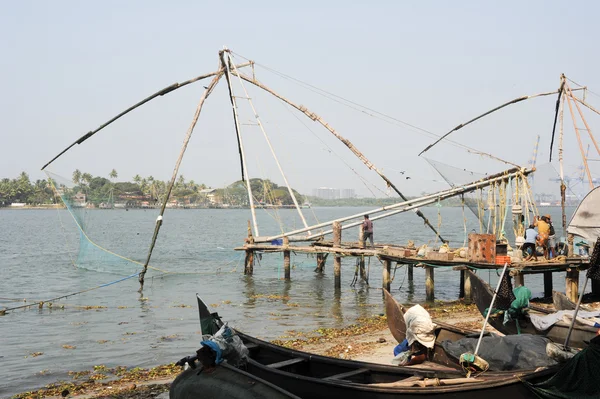 Pescadores operam uma rede de pesca chinesa — Fotografia de Stock