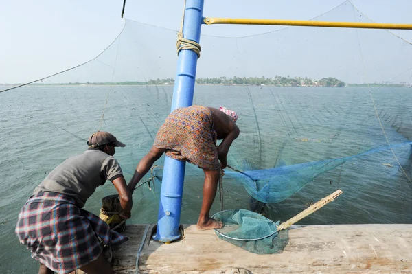 Les pêcheurs exploitent un filet de pêche chinois — Photo