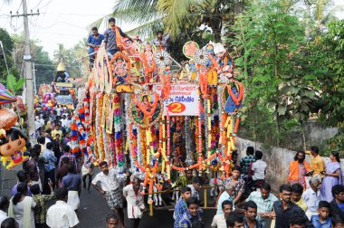Müzik ve hindu karnaval festivalde dans insanlar