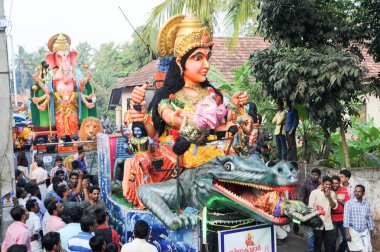 Müzik ve hindu karnaval festivalde dans insanlar