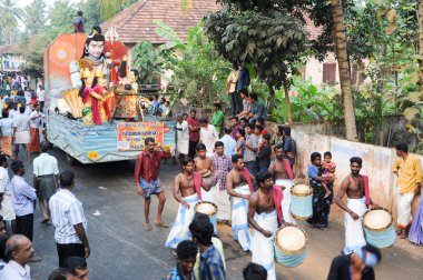 Müzik ve hindu karnaval festivalde dans insanlar