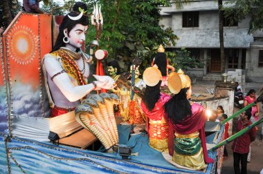 Müzik ve hindu karnaval festivalde dans insanlar