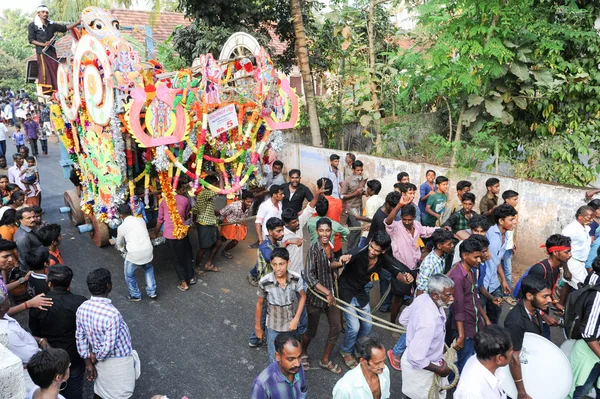 Menschen musizieren und tanzen beim hinduistischen Karnevalsfest — Stockfoto