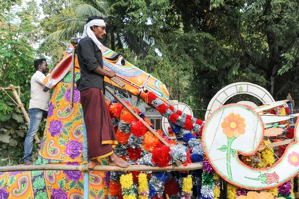 Menschen musizieren und tanzen beim hinduistischen Karnevalsfest — Stockfoto