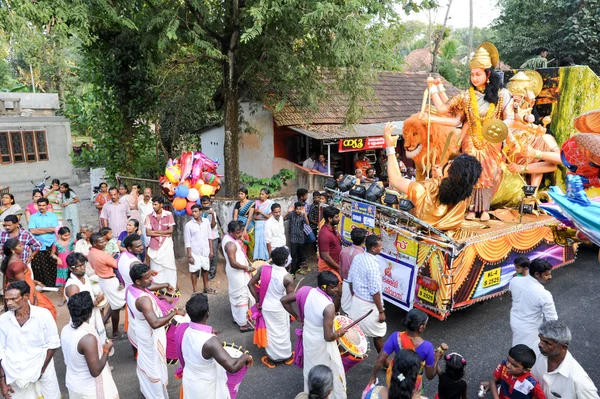 Ludzie grający muzykę i taniec na festiwalu hinduskiego karnawał — Zdjęcie stockowe