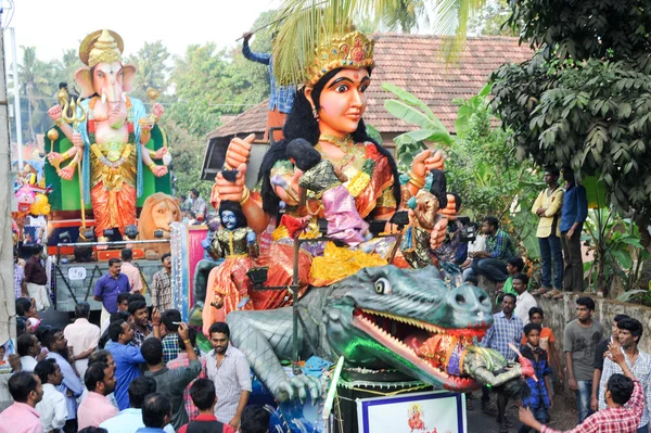 Folk spelar musik och dans på hinduiska carnival festival — Stockfoto