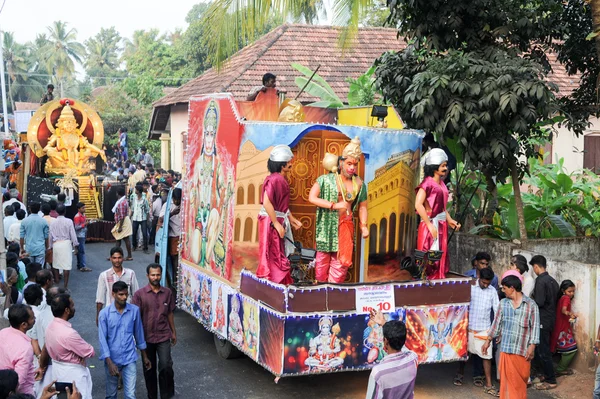 Menschen musizieren und tanzen beim hinduistischen Karnevalsfest — Stockfoto