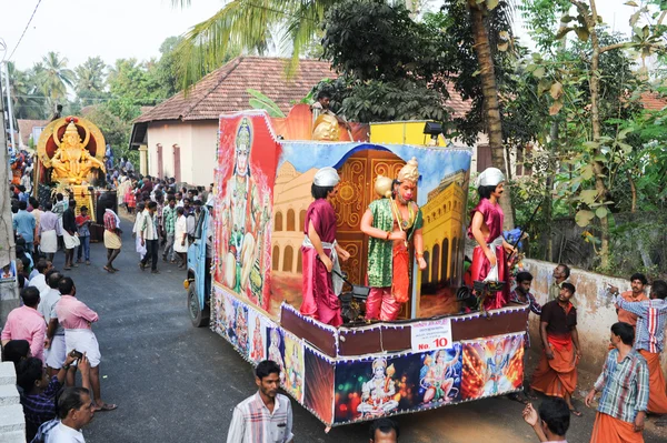 Ludzie grający muzykę i taniec na festiwalu hinduskiego karnawał — Zdjęcie stockowe