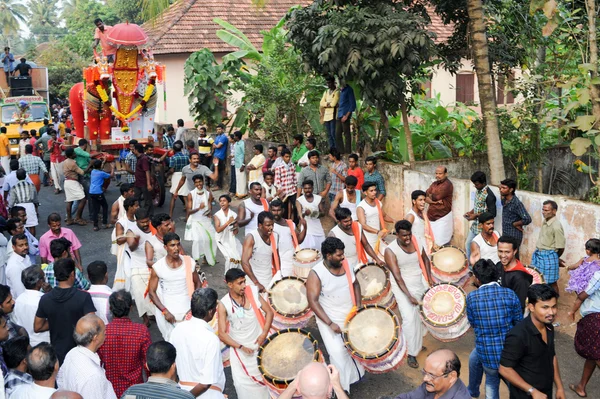 Menschen musizieren und tanzen beim hinduistischen Karnevalsfest — Stockfoto