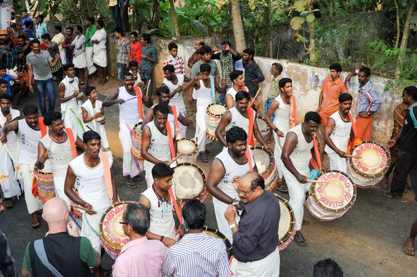 Folk spelar musik och dans på hinduiska carnival festival — Stockfoto