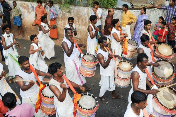 Menschen musizieren und tanzen beim hinduistischen Karnevalsfest — Stockfoto