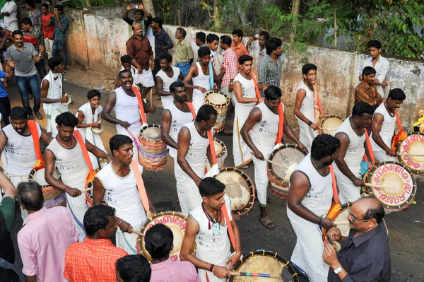 Pessoas tocando música e dançando no festival de carnaval hindu — Fotografia de Stock