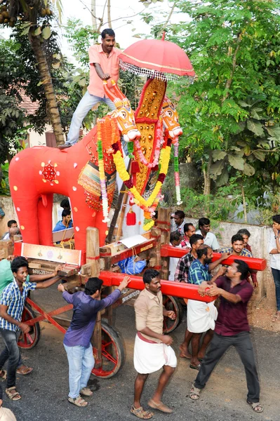 Folk spelar musik och dans på hinduiska carnival festival — Stockfoto