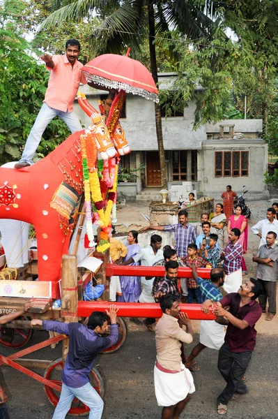 Menschen musizieren und tanzen beim hinduistischen Karnevalsfest — Stockfoto