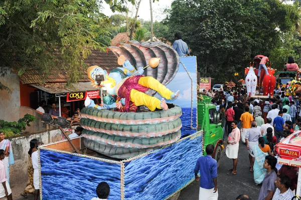 People playing music and dancing at the hindu carnival festival — Stock Photo, Image