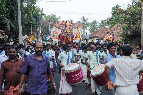 Menschen musizieren und tanzen beim hinduistischen Karnevalsfest — Stockfoto