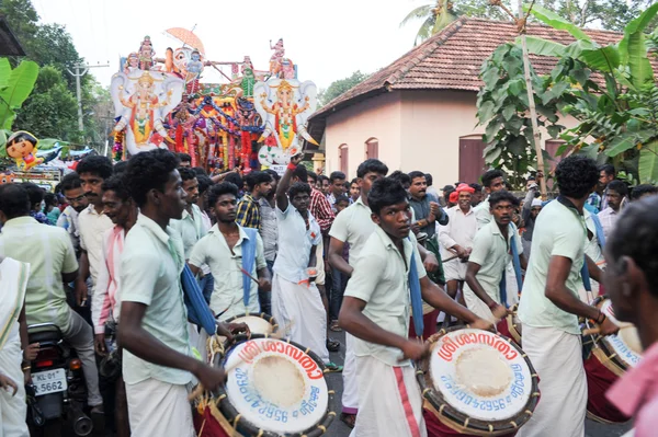 Ludzie grający muzykę i taniec na festiwalu hinduskiego karnawał — Zdjęcie stockowe